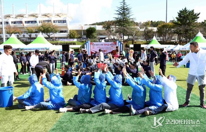 25일 밀양종합운동장 보조구장에서 열린 제5회 5개동 체육대회 행사 모습