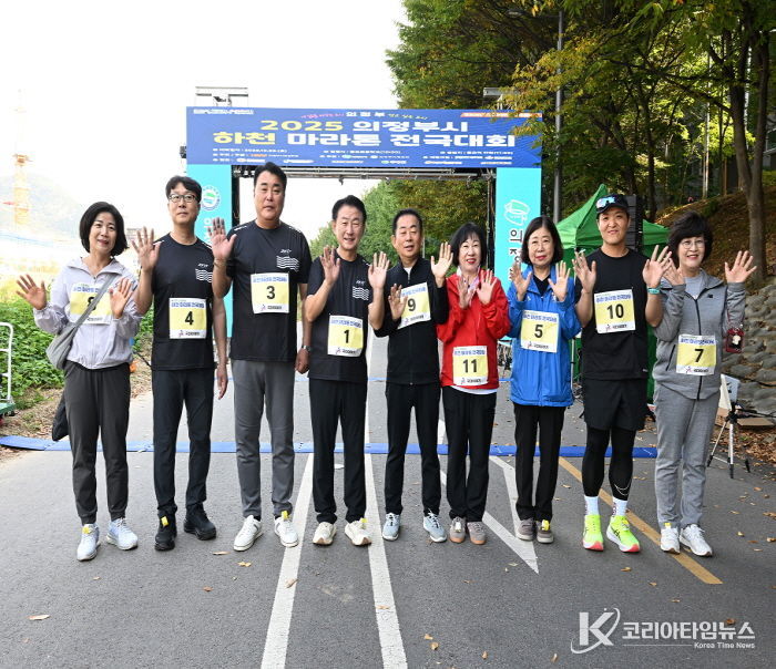 김동근 시장이 10월 25일 ‘2025 의정부시 하천마라톤 전국대회’에서 참가자들을 격려하고 있다