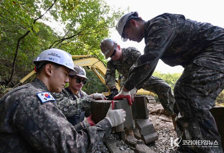 한·미 해군 공병 힘 합쳐, 참전용사 거주지역 노인회관 보수