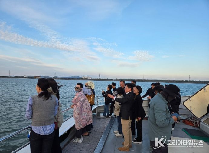 김포시가 한국전쟁 이후 70년만에 김포여객터미널에서 대명항까지 김포 바다의 물길을 열고 김포 바다의 새로운 시대를 선언했다.