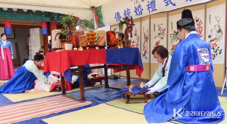 합천군 초계향교 명륜당 앞에서 전통혼례 행사 열려