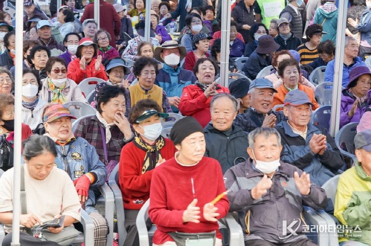 포항시는 지난 24일 학산종합사회복지관에서 지역주민과 함께하는 ‘제20회 한마음대잔치’를 개최했다.