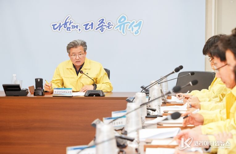 28일 진행된 '2025 재난대응 안전한국훈련'에서 정용래 유성구청장이 토론 훈련을 진행하고 있다.