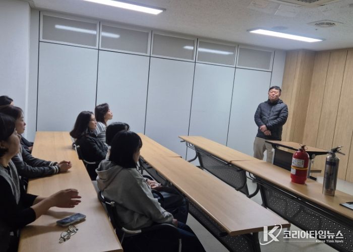 민원콜센터 직원 대상 소방훈련에 대해 설명하고 있다.