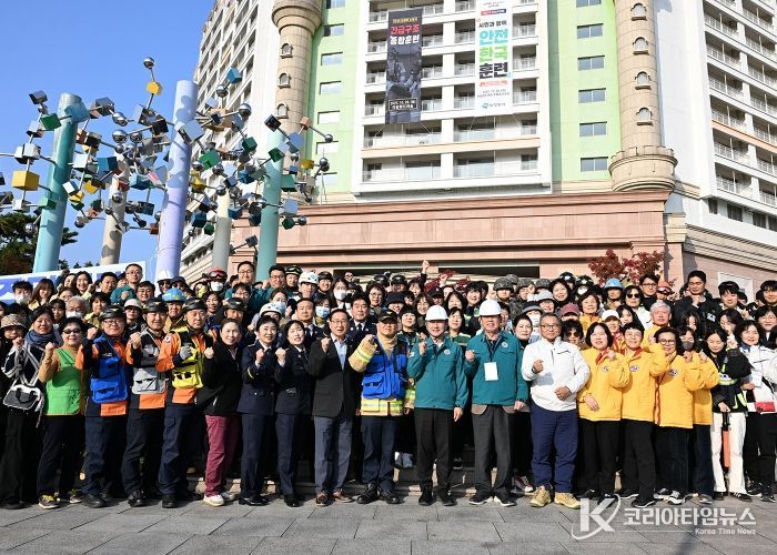 김동근 시장이 10월 28일 ‘2025년 재난대응 안전한국훈련’ 참여자들과 함께 기념사진을 찍고 있다.