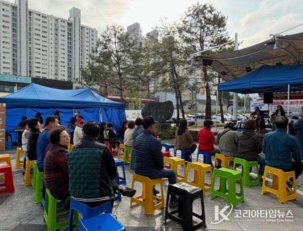 ‘문을 여는 버스킹’과 함께 따뜻한 어묵 나눔 행사