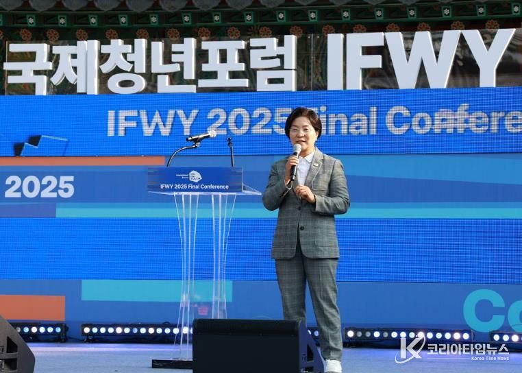 폐회사 하는 김미경 구청장