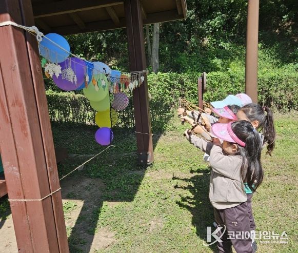 신대유아숲체험원에서 아이들이 놀이 체험을 하고 있다