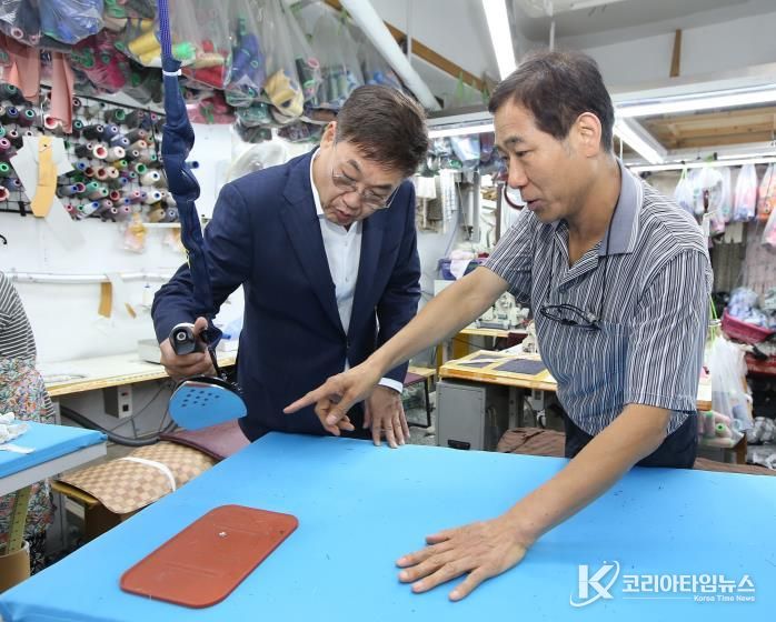관내 봉제 산업장을 방문한 정문헌 종로구청장