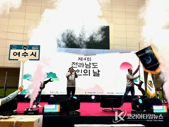 2026년 ‘제5회 전라남도 상인의 날’ 개최지로 최종 선정돼 지난 30일 무안 종합스포츠파크에서 열린 제4회 행사에서 전남상인연합회의 기를 전달받았다.