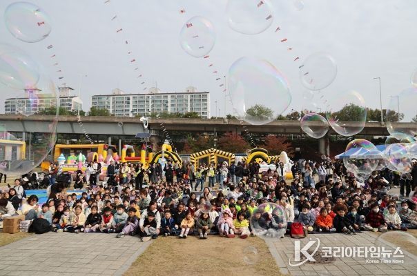 풍선과 버블이 가득한 꼬꼬마 대장 축제를 즐기는 어린이들