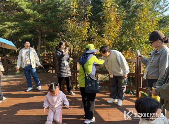 숲의 요소를 활용한 숲태교 프로그램에 참여하는 모습