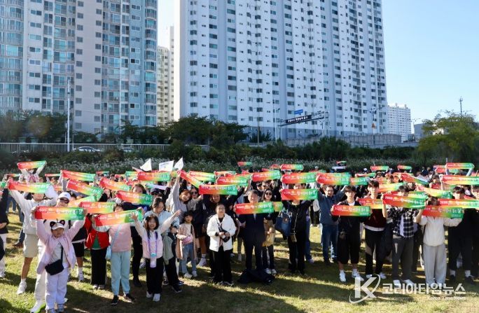 천창수 교육감이 1일 태화강 그라스 정원에서 열린 '함께 걸어 좋은 길' 행사에 참여해 참가자들과 기념사진을 찍고있다