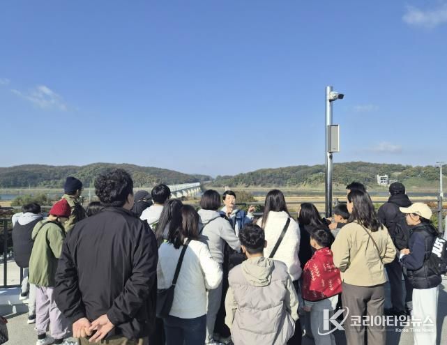 임진각 전망대 위에서 문화관광해설사의 해설을 듣는 모습