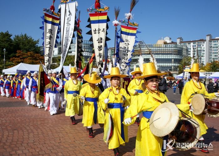 고양문화원 취타대의 힘찬 연주에 맞춰 31개 시군이 입장하고 있다.