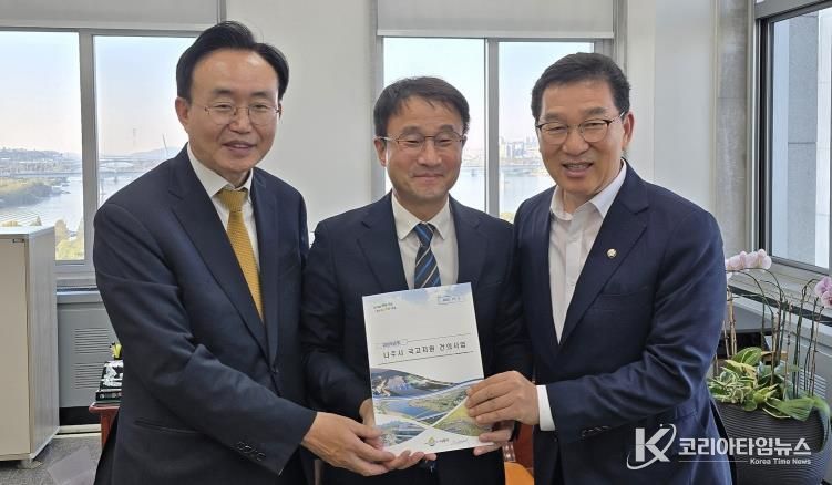 윤병태 나주시장은 지역 핵심 현안 사업의 국비 확보를 위해 지난 3일 국회를 방문, 예결위원회와 주요 상임위원회 등을 찾아 적극적인 건의 활동을 펼쳤다. 사진 왼쪽부터 윤병태 나주시장, 한병도 예산결산특별위원장, 신정훈 행정안전위원장.