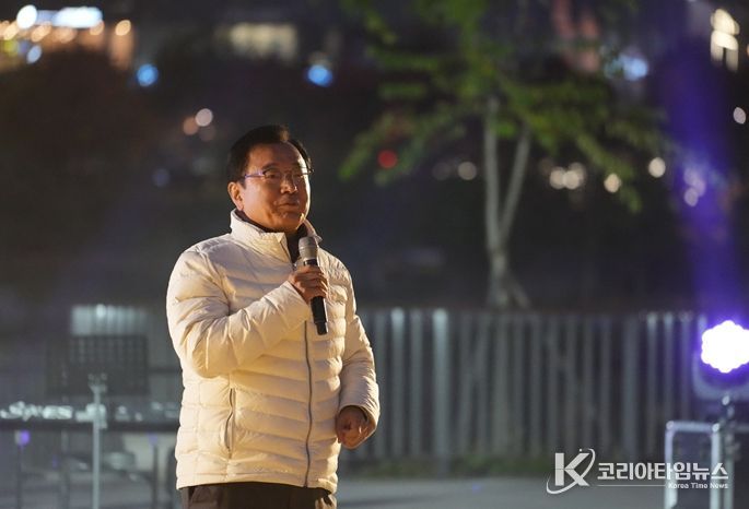 2일 이현재하남시장이 미사호수공원에서 열린 ‘2025 Stage 하남! 버스킹’ 굿바이공연에서 인사말을 전하고 있다.