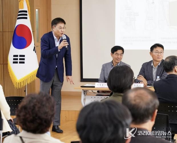 종로구 자연경관지구·고도지구 규제완화 주민토론회에 참석한 정문헌 구청장