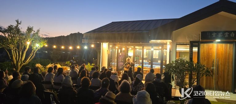 초대가수 이두헌이 ‘다정한 밤 콘서트’를 열고 있다.