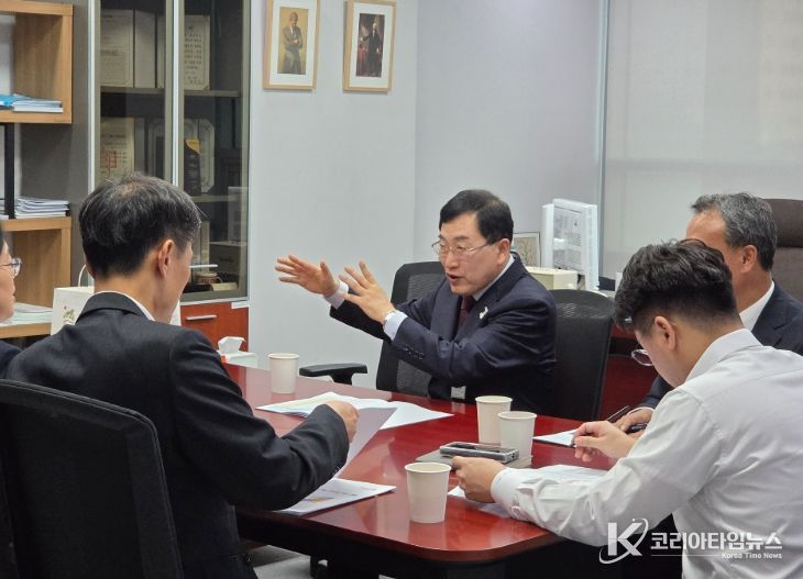 주낙영 경주시장이 4일 국회를 방문해 예결위 한병도 위원장을 비롯한 7명의 의원들을 차례로 만나 내년도 국비 지원을 요청하고 있다