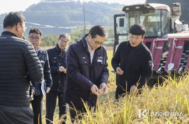 영암군, 서호면 가루쌀 수확 현장서 농업인과 소통