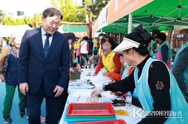 울산 동구는 5일 옥류공원 일원에서 남목1동 OK생활민원 현장서비스의 날을 가진 가운데 김종훈 동구청장이 참석해 행사장을 라운딩하며 봉사자 및 주민들을 격려하고 있다.