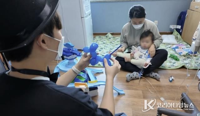 마술동아리 마피아가 소아병원 어린이를 대상으로 마술쇼를 펼치고 있다.