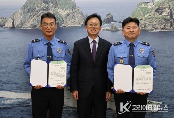 동해지방해양경찰청 조동희 경감, 김호관 경위에게 감사장 수여