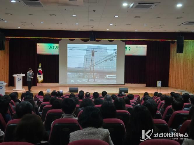 울산교육청은 4일 울산과학관 빅뱅홀에서 안전관리자 대상으로 '중대재해 예방 이해와 역량강화' 연수를 열었다
