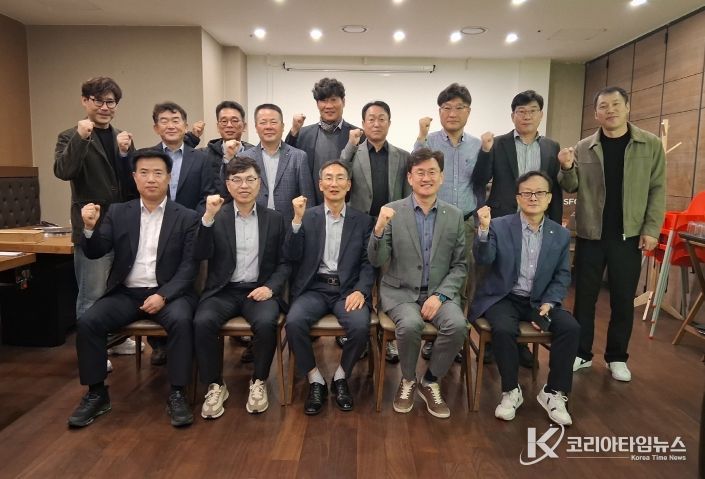 아산시·천안시와 생활권 현안 공유 및 상생협력 논의(첫 번째 줄 왼쪽에서 세 번째 방효찬 아산시 도시개발국장, 네 번째 이경열 천안시 도시주택국장)