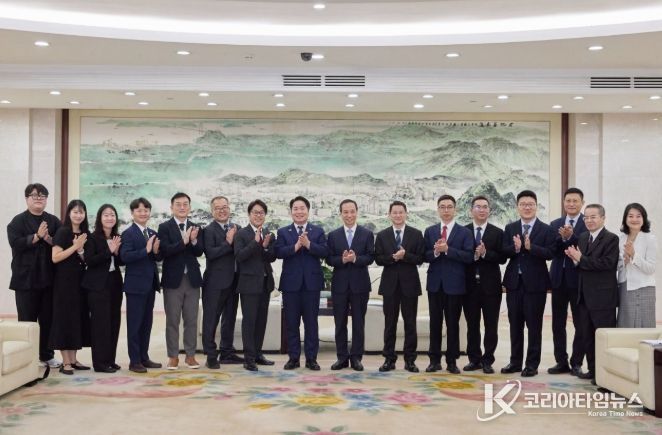 동관시 방문 기념 단체사진