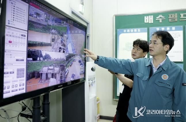 지난 8월 강매배수펌프장 현장점검 중인 이동환 고양특례시장