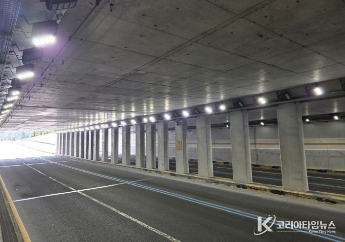 상대지하차도 내 전기시설 지상 설치 완료 후 조명 점등 상태를 확인하고 있다.