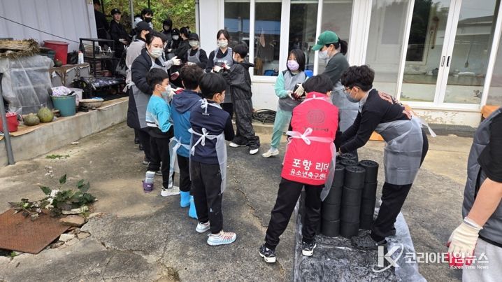 포항시자원봉사센터 소속 가족자원봉사단이 지난 8일 기계면 일원 저소득층 및 독거노인 가정을 대상으로 연탄 전달 봉사를 실시했다.