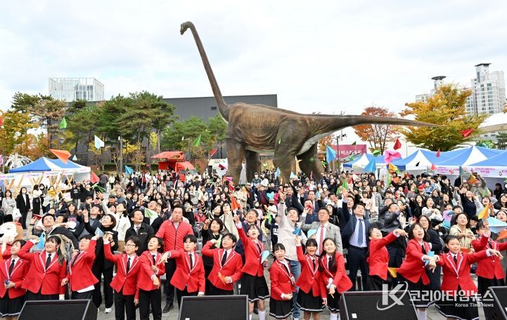‘2025 울산 종갓집 온마을교육축제’가 8일 공룡발자국 공원에서 김영길 중구청장, 박경흠 중구의회 의장, 천창수 시교육감, 구의원, 마을교육공동체, 학생 등이 참석한 가운데 열렸다.