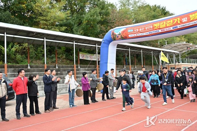 성안동 주민자치위원회(위원장 손순화) 주관한 제14회 달을 품은 성안동 옛길걷기 및 별빛음악회가 8일 함월구민운동장에서 김영길 중구청장과 박경흠 중구의회 의장, 박성민 국회의원, 이성룡 울산시의회 의장, 시·구의원, 각 동 주민자치위원장, 지역 주민 들이 참석한 가운데 열렸다.