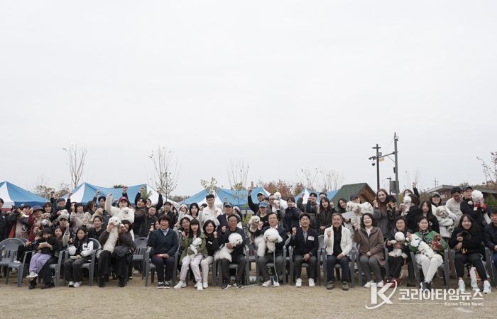 8일 미사아일랜드 펫존에서 열린 ‘2025 하남시 반려동물 문화축제’에서 반려인과 반려견들이 기념촬영을 하고 있다.