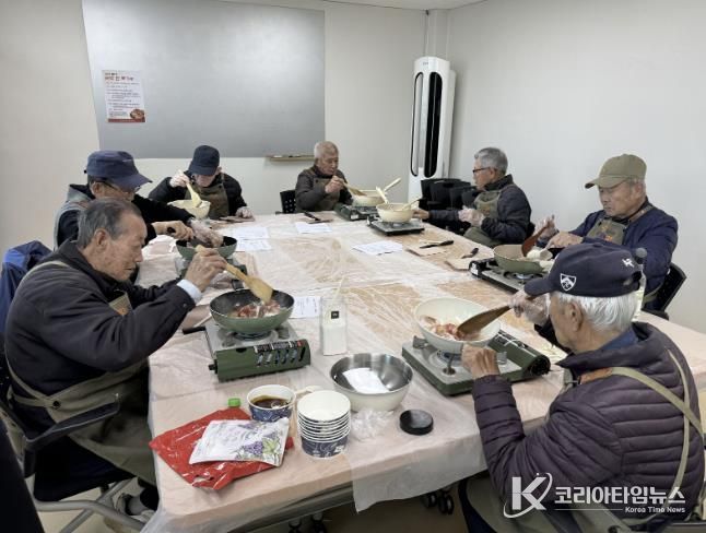 ‘쿡(cook)할배를 위한 찾아가는 요리 교육’ 단체사진