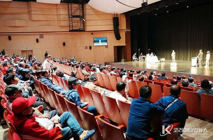 예주문화예술회관 대극장에서 열린 KBS전국노래자랑 예심을 관람하기 위해 많은 주민들이 모였다.