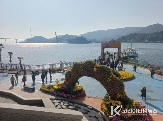 제25회 마산가고파국화축제 기간 돝섬 관광 인기