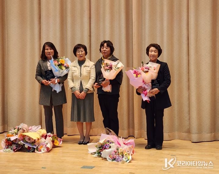 이우호(한농연) 한국농어촌공사충북지역본부장상, 백대순(한여농) 한여농충청북도연합회장상 수상