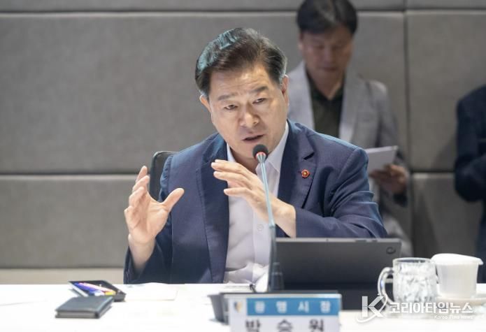 박승원 광명시장이 지난 9월 시청 컨퍼런스룸에서 열린 '2025년 제2차 재정전략회의'에 참석해, 재정 전문가들과 함께 국가 재정정책 기조에 따른 지방 대응 전략과 광명시 재정 혁신 방향을 심도 있게 논의했다.