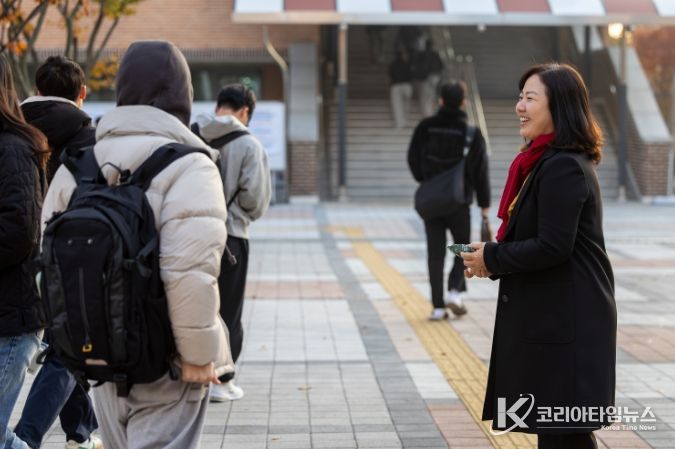 11월 13일, 구연희 교육감 권한대행이 2025학년도 대학수학능력시험 제29(세종)지구 제3시험장인 새롬고등학교를 찾아 수험생들에게 따뜻한 격려와 응원을 전하는 모습