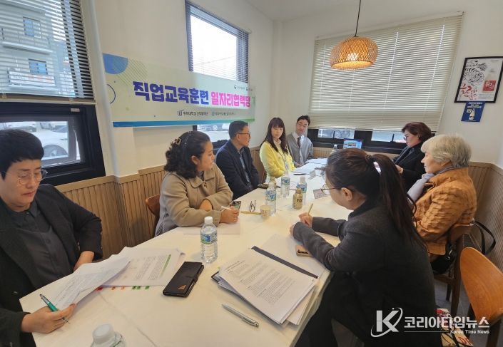 경주여성새로일하기센터가 12일 개최한 '장기요양기관 실무 전문가' 일자리 협력망 회의에서 참여 기관장들과 관계자들이 취업 연계 방안을 논의하고 있다