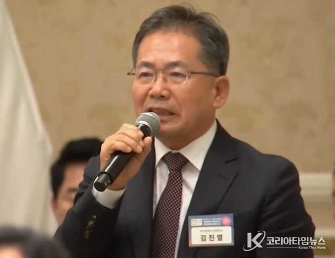 김진열 군위군수가 12일 청와대 영빈관에서 열린 시장·군수·구청장 초청 국정설명회에서 발언하고 있다.