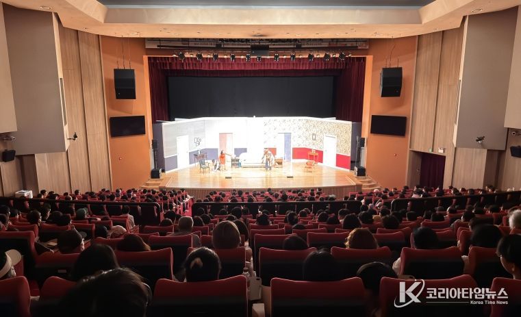 완도군, _문화의 날_에 다양한 문화 공연 마련(사진은 지난 8월에 선보인 연극 라이어)