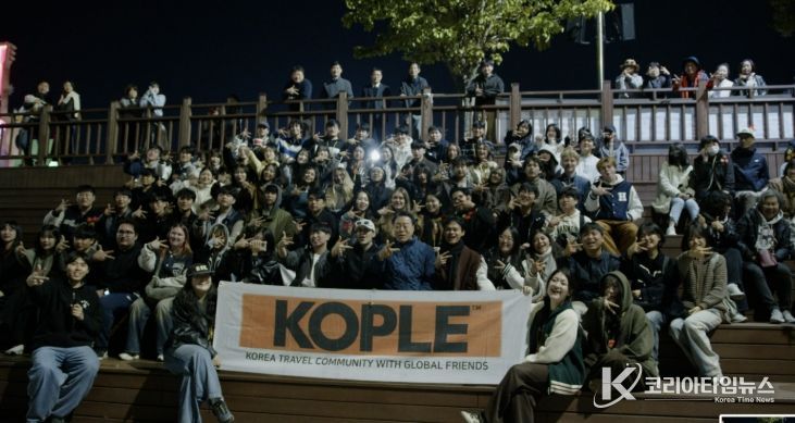 화순 꽃강길 음악분수를 감상하는 코플 관광객