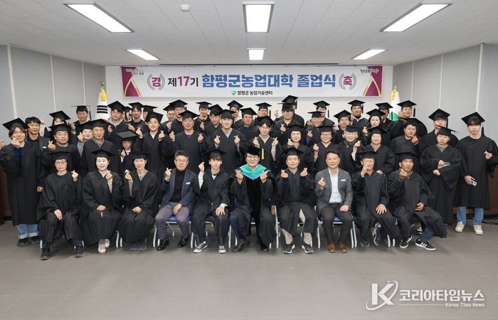 졸업식 단체사진 – 이상익 함평군수 : 가운데 초록색 가운