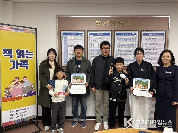 동부도서관 김숙현 관장이 15일 진행한 '2025년 책읽는 가족' 시상식에서 선정된 두 가족과 함께 기념사진을 찍고있다.