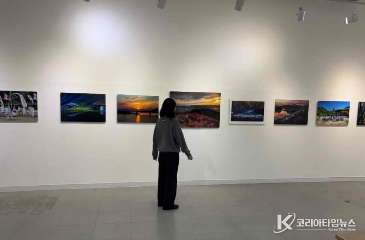 밀양아리랑아트센터 전시장에서 열리는 2025 밀양사계절관광 전국 사진 공모전